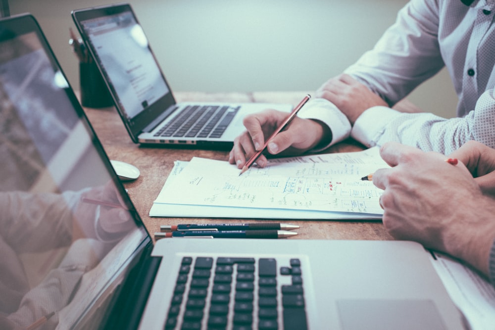 Persona revisando finanzas y contabilidad en su escritorio