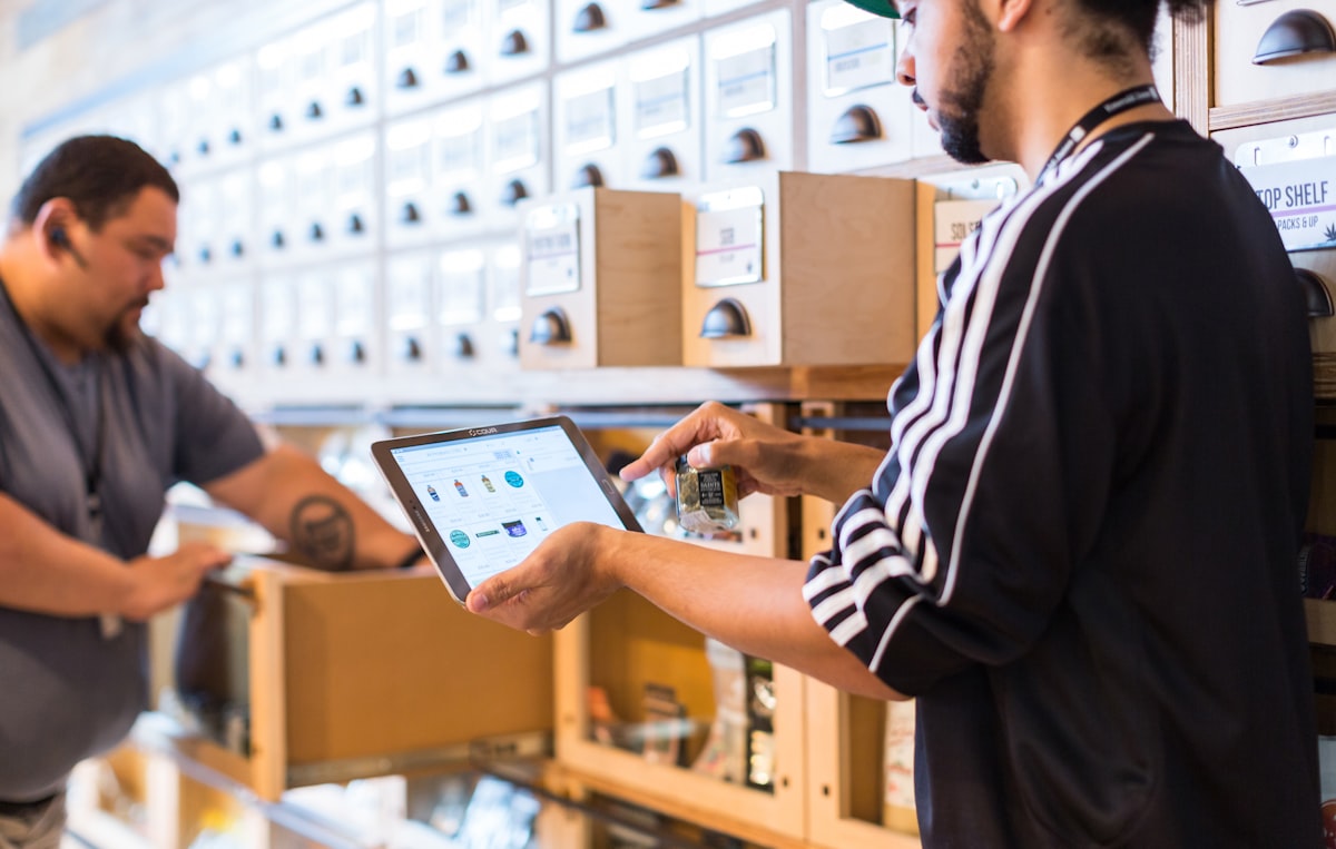 Persona del área de adquisiciones revisando información en una tablet